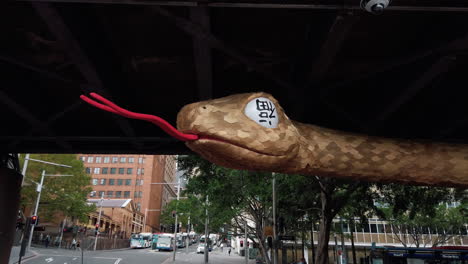 enorme icono de serpiente con saludos chinos en el ojo