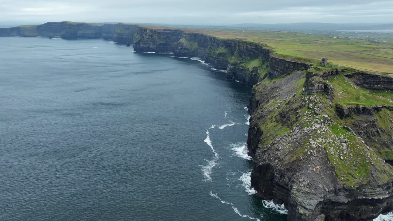 drone panorama de los acantilados de moher salvaje camino atlántico en un día de invierno de noviembre