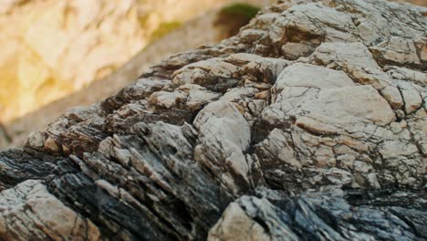 primer plano de las rocas en capas