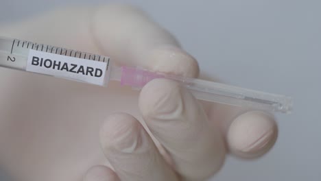 colocación y extracción manual de la aguja de la jeringa - vacuna contra riesgos biológicos - primer plano