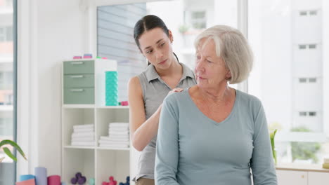 mujer, fisioterapia y ayuda a pacientes mayores