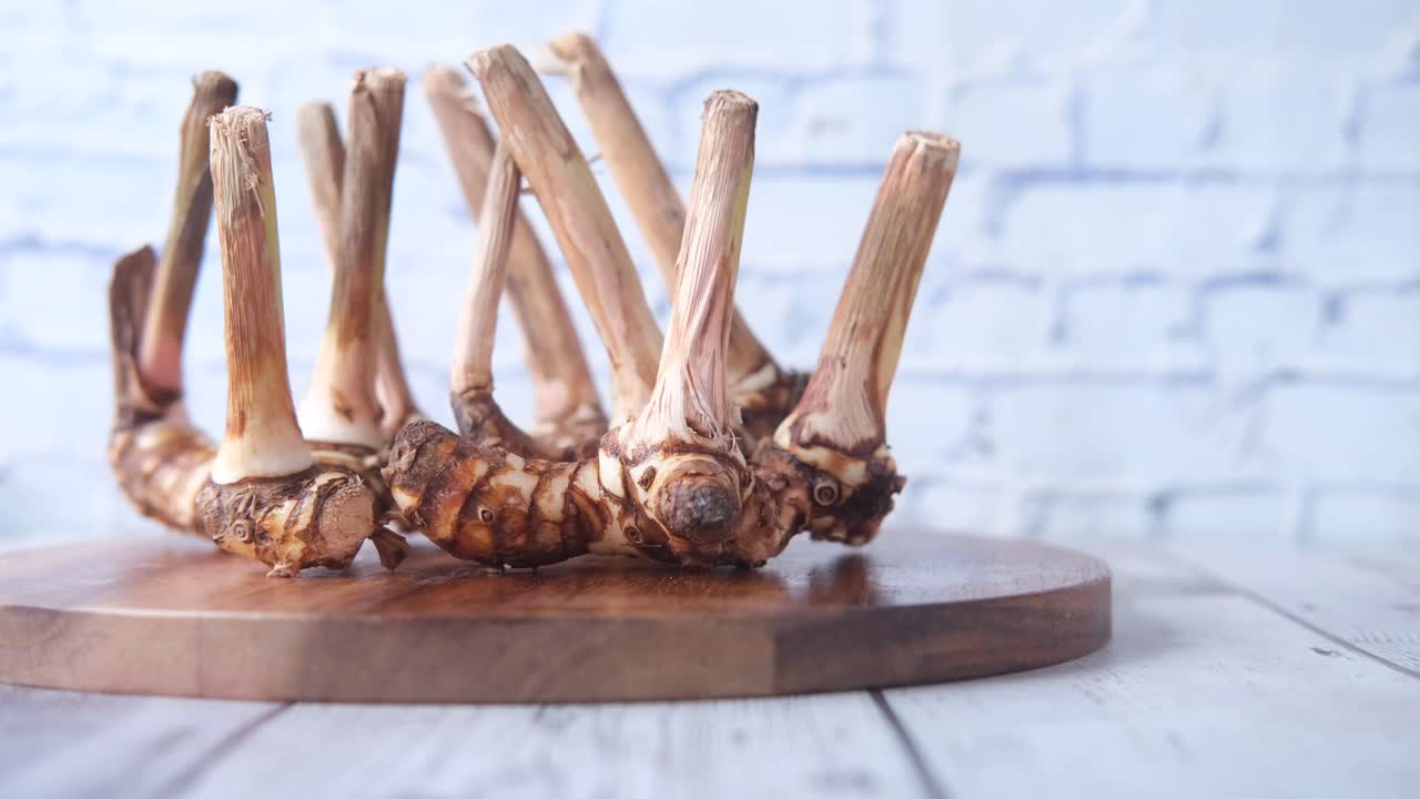 나무판 에 말린 생강 뿌리