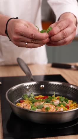 chef preparando un plato de camarón y maíz