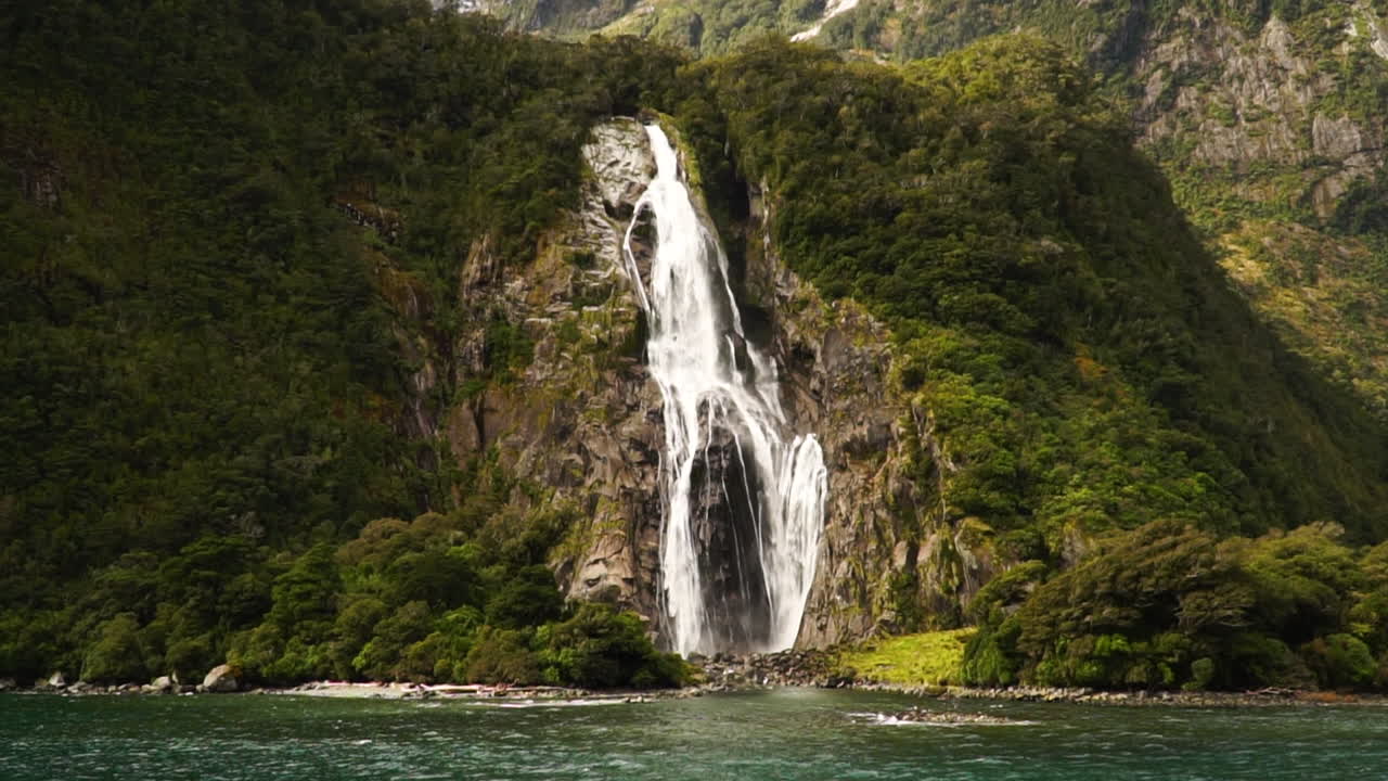espectacular destino popular de lady bowen falls en milford sound, nueva zelanda, cámara lenta
