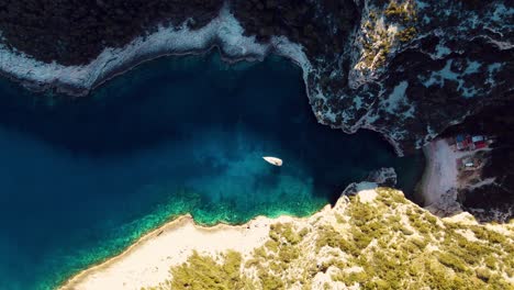 Una-Vista-Superior-De-La-Playa-Stiniva,-En-La-Isla-Vis,-Croacia