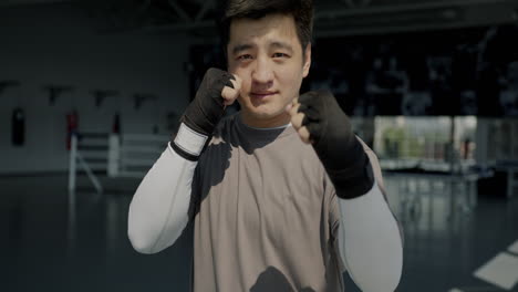 체육관에서 권투하는 남자