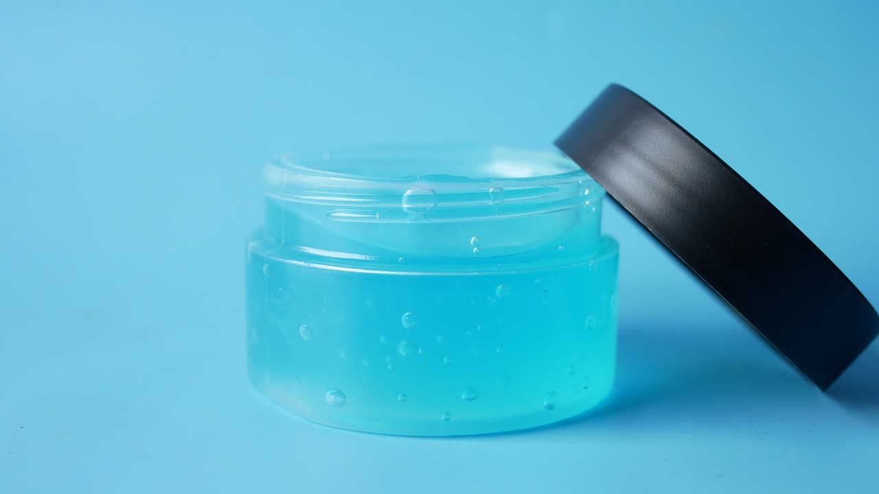 detalle de un contenedor de gel para el cabello sobre un fondo azul