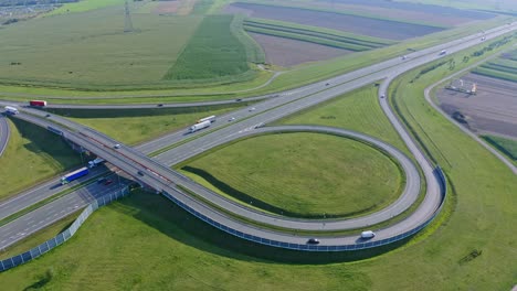 lastkraftwagen und sattelschlepper mit anhänger auf der stark befahrenen autobahnkreuzung - luftaufnahme