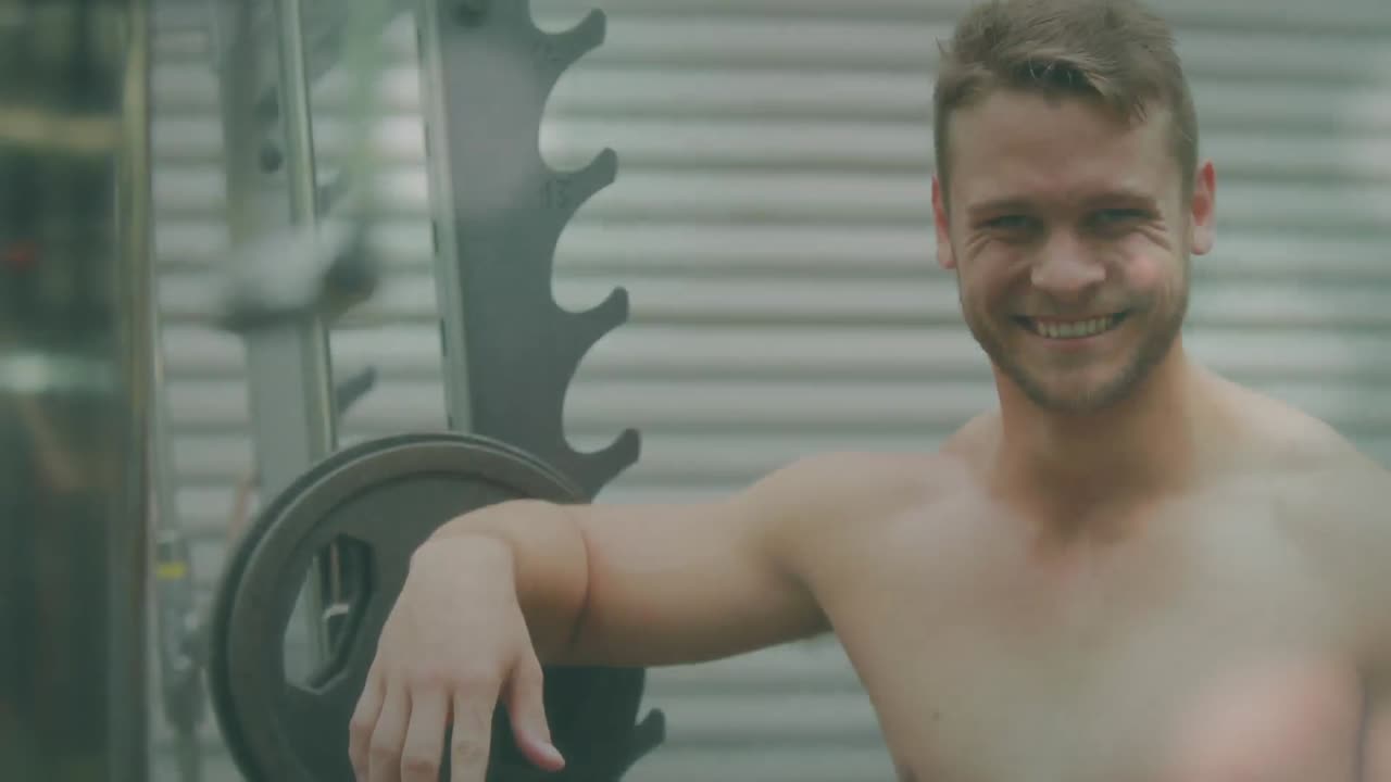 체육관 에서 운동 하는 강한 남자 위 에 반 ⁇ 이는 반점 들 의 애니메이션