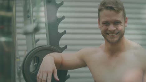 animación de manchas brillantes sobre un hombre fuerte haciendo ejercicio en el gimnasio