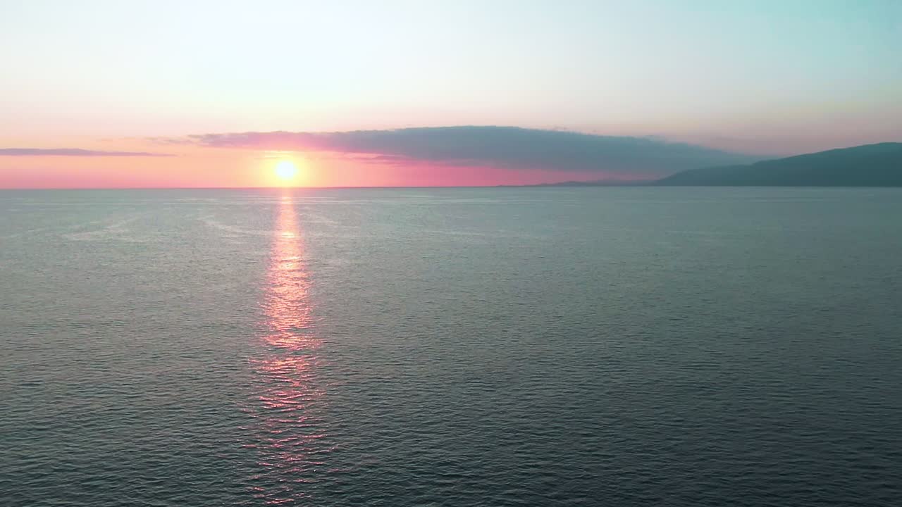 puesta de sol sobre el océano