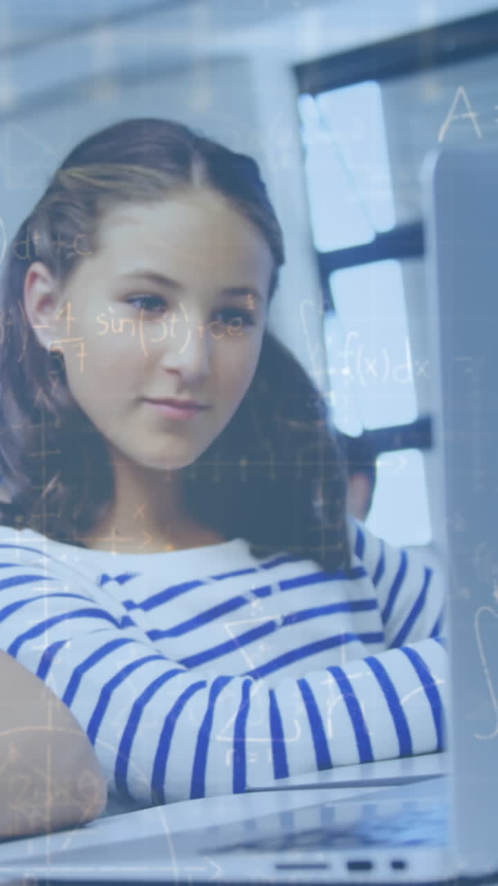 animación de fórmulas matemáticas sobre los estudiantes que usan computadoras