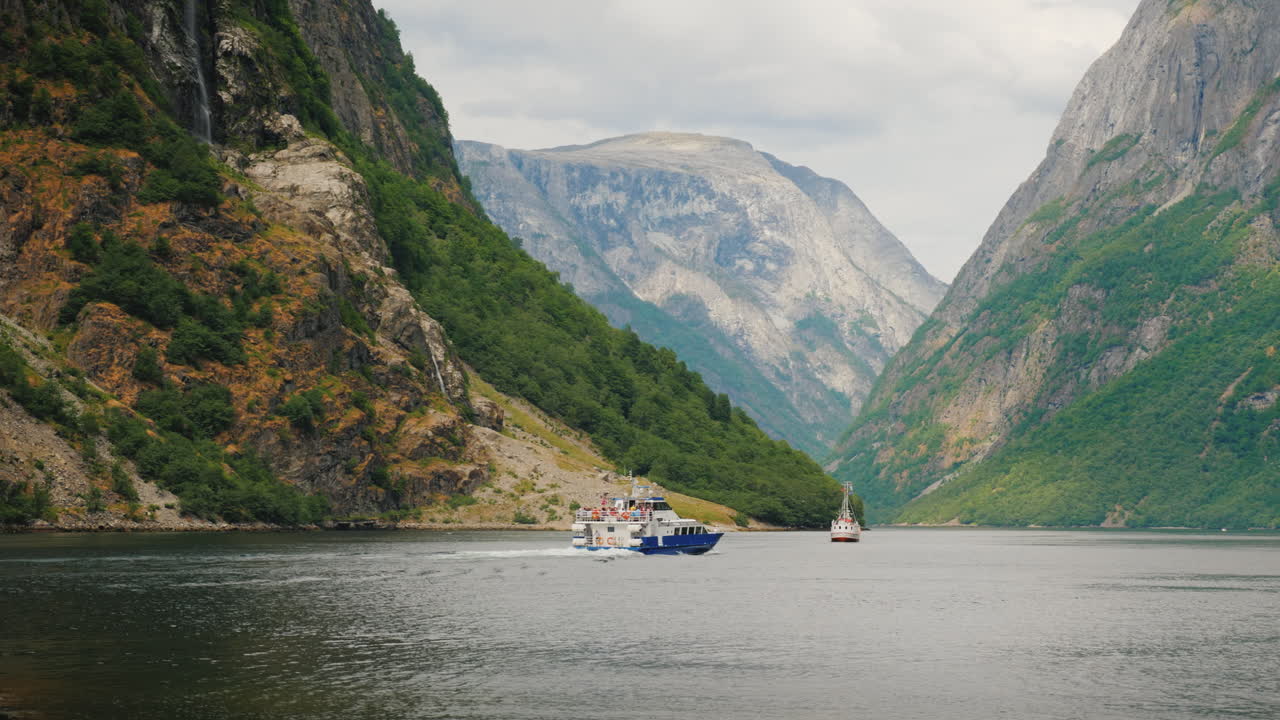 botes pequeños en las aguas de un hermoso fiordo en noruega video 4k