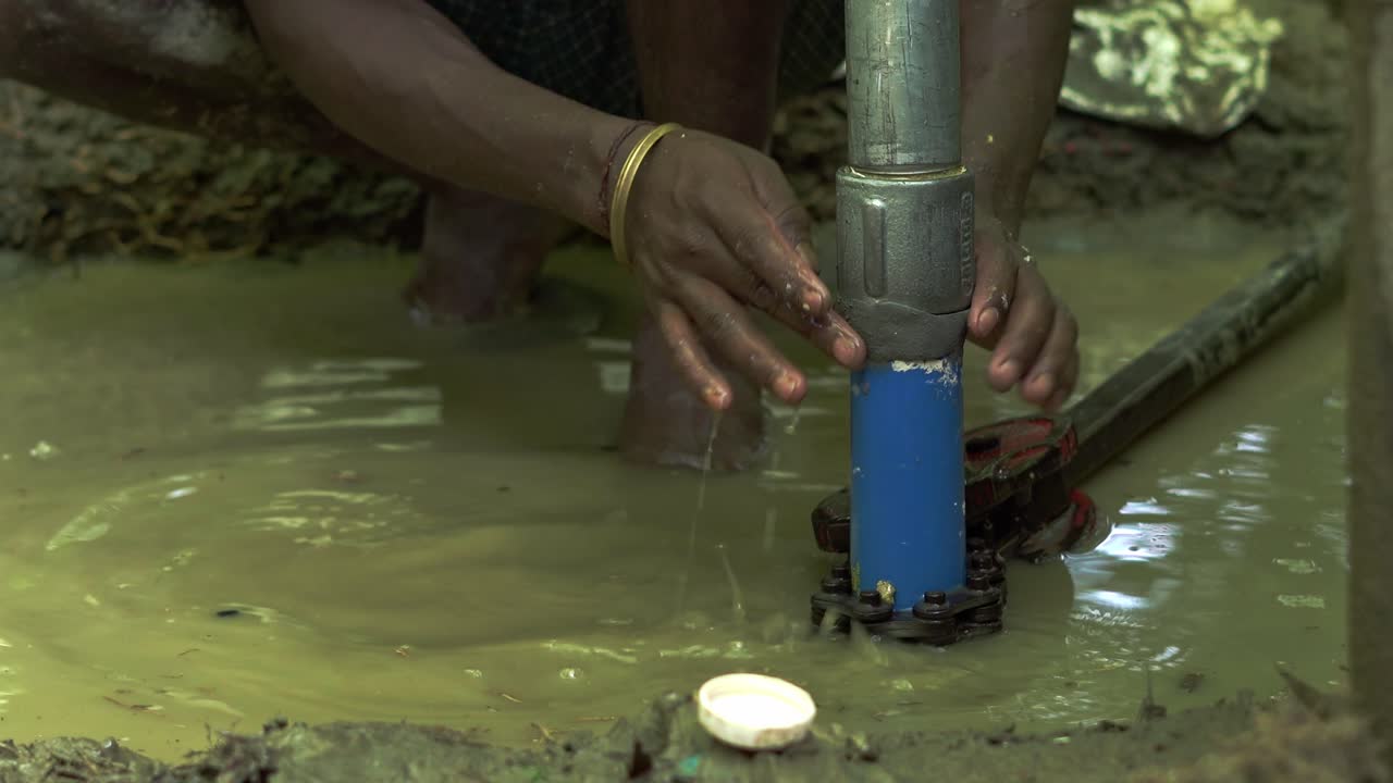 instalación de una bomba de agua manual para el suministro de agua potable en aldeas remotas de la india