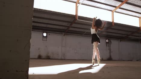 bailarina en un almacén vacío