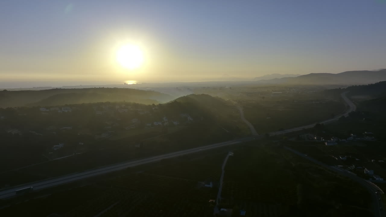 impresionante amanecer vista aérea de la carretera costera y el valle