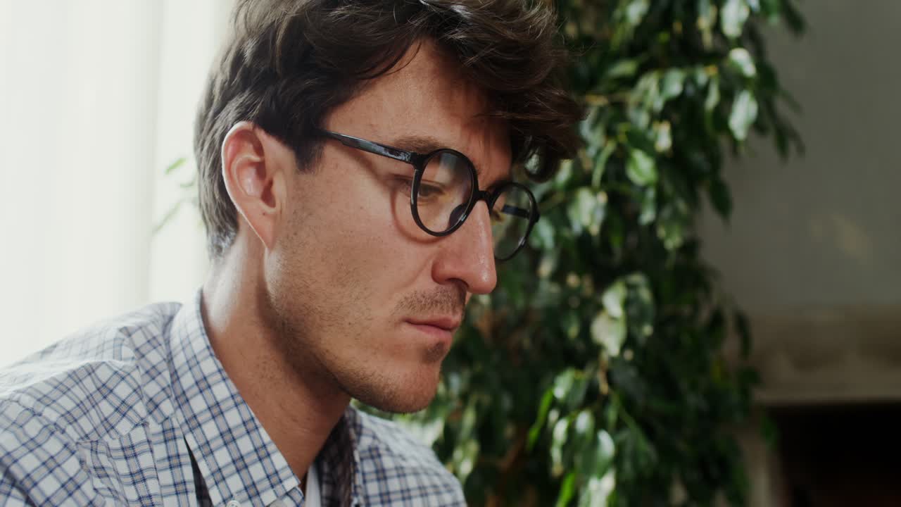 집에서 일하는 남자