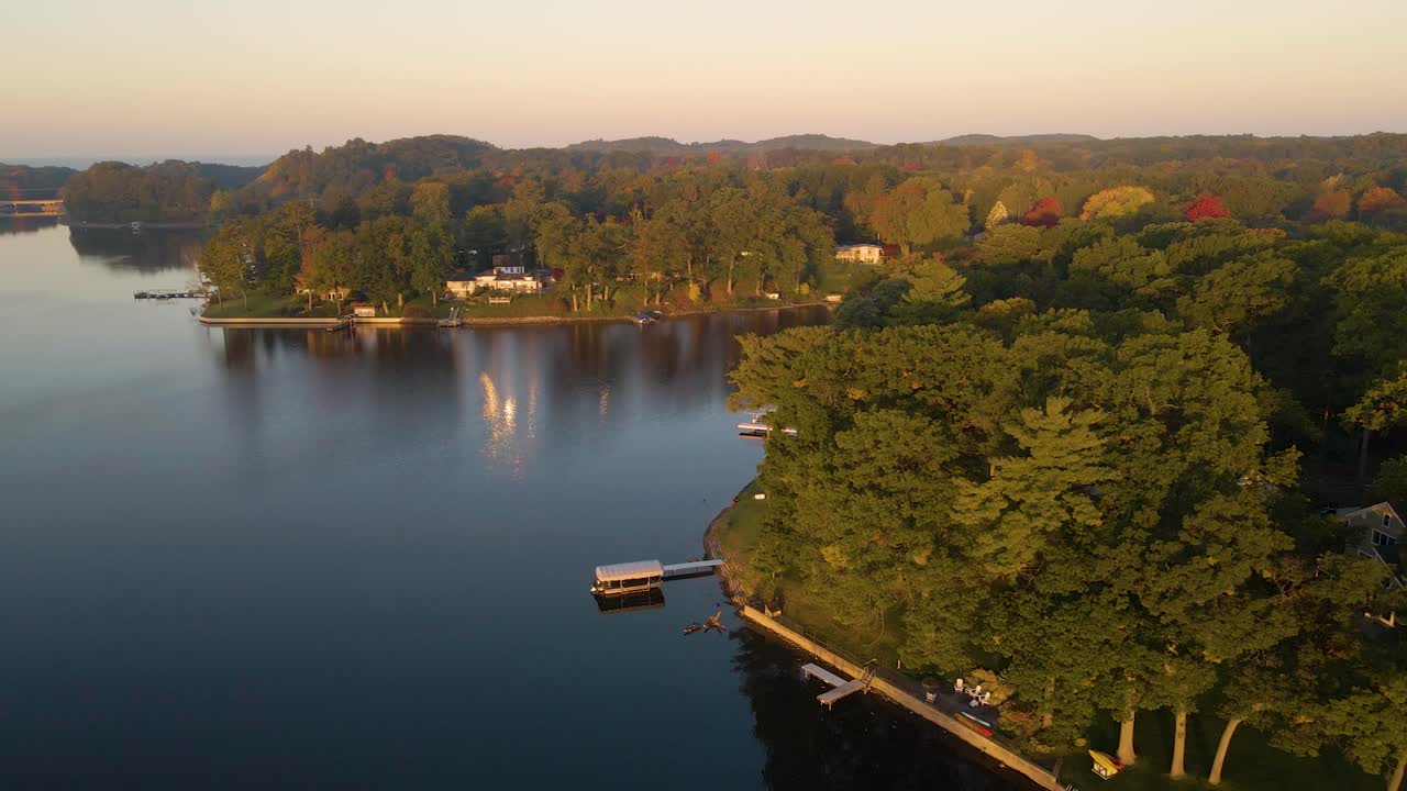 모나 호수를 따라 늘어선 숲과 집들에 노란색이 튀는 황금빛 일출