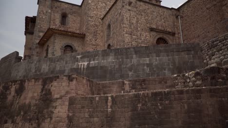 Coricancha-temple,-Inca-capital-Cuzco,-Peru,-UNESCO-World-Heritage-Site,-tilt-down