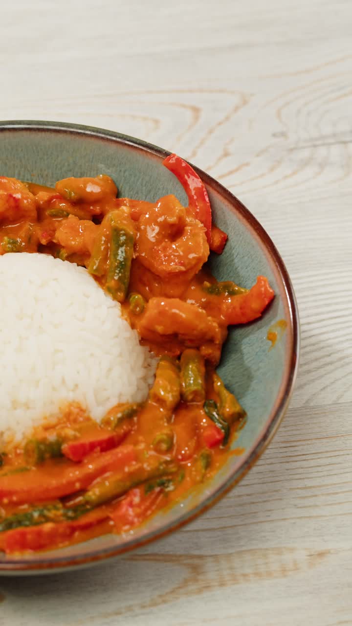 Curry rosso di gamberi al tamarindo, gamberi in salsa di pomodoro e zenzero, cucina asiatica, ristorante cinese.