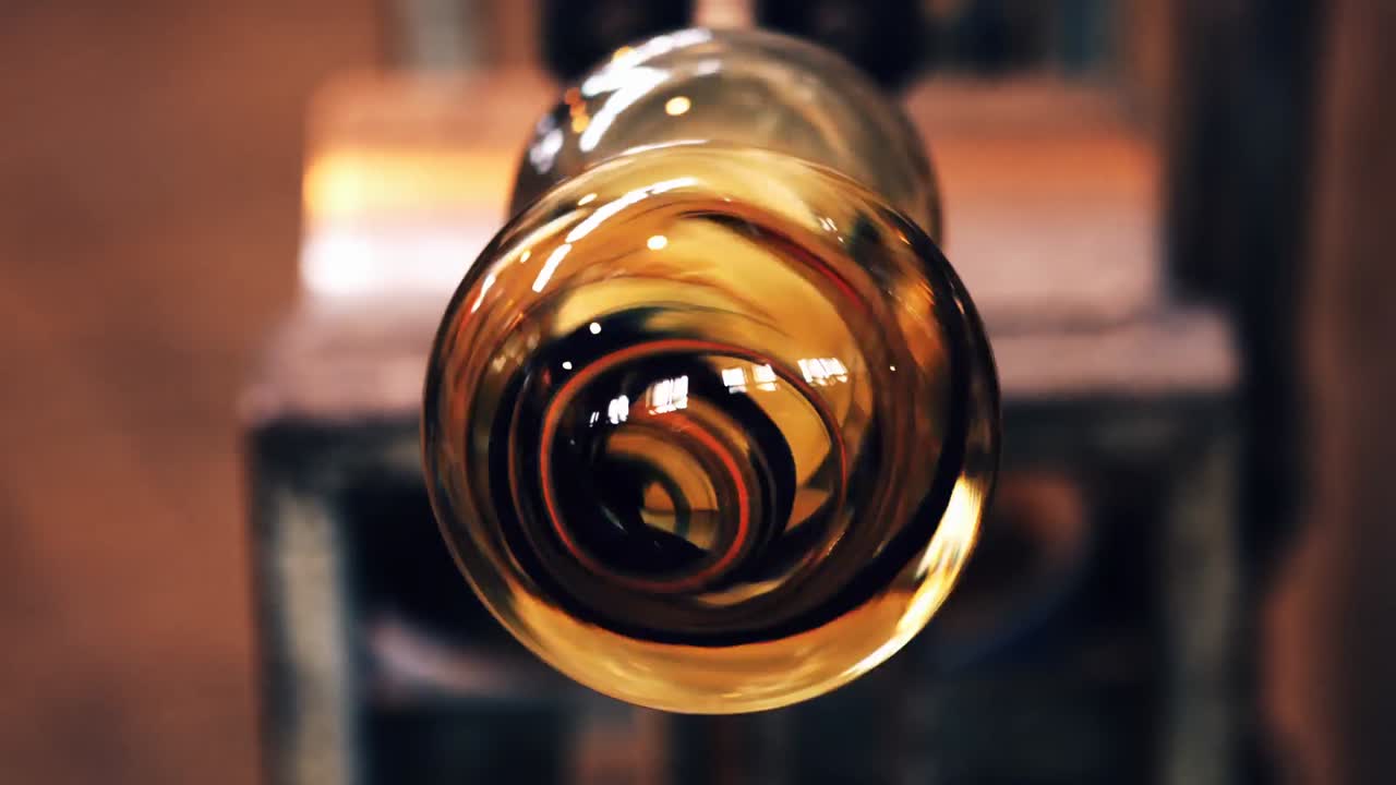 유리 기 공장 의 기 파이프 에 있는 녹은 유리 의 클로즈업