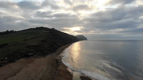 Vista-Aérea-A-Lo-Largo-De-La-Playa-De-Charmouth-Por-La-Mañana