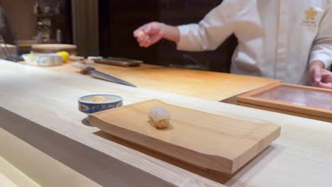 el chef hábilmente hace sushi nigiri en bangkok.