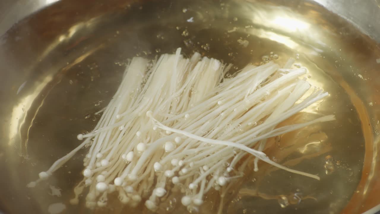 버섯이 는 수프 비에 떨어지는 채식주의 개념 sukiyaki 또는 shabu