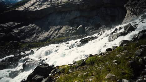 agua dulce en el río que baja del glaciar noruego folgefonna