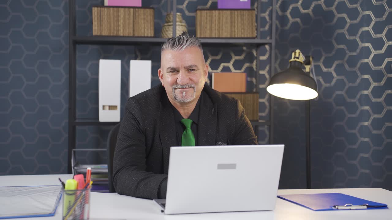 hombre de negocios alegre y cariñoso mirando a la cámara.