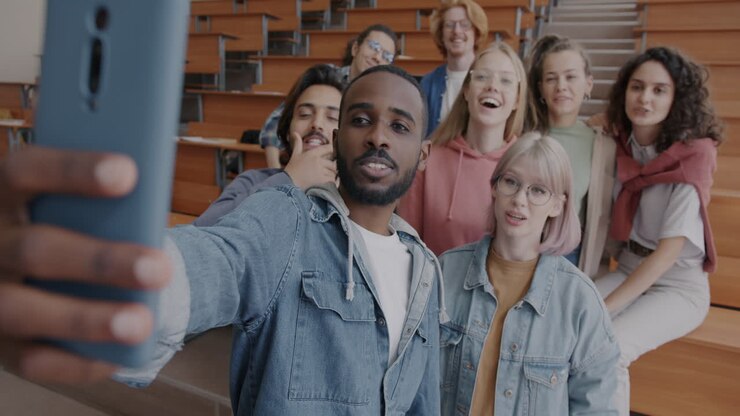 Studenti che si fanno un selfie in aula