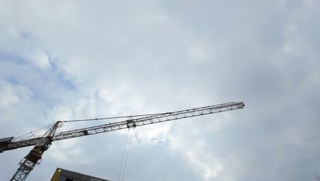 Low-Angle-Aufnahme-Eines-Turmdrehkrans-Auf-Der-Baustelle