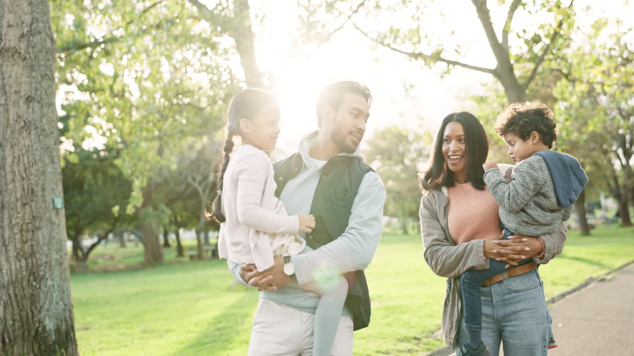 naturaleza, hablar y los padres caminando