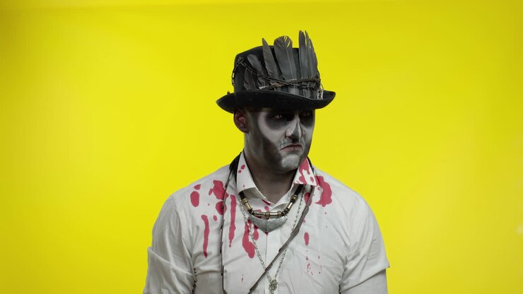 Uomo inquietante con orribile trucco di scheletro di Halloween che sembra deluso, turbato, triste e piangente.