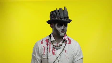 hombre espeluznante con horrible maquillaje de halloween esqueleto mirando decepcionado, molesto, triste y llorando