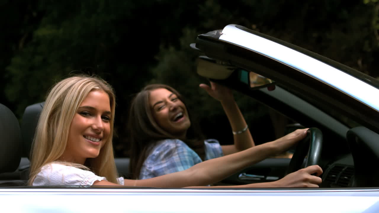 женщины смотрят в камеру.