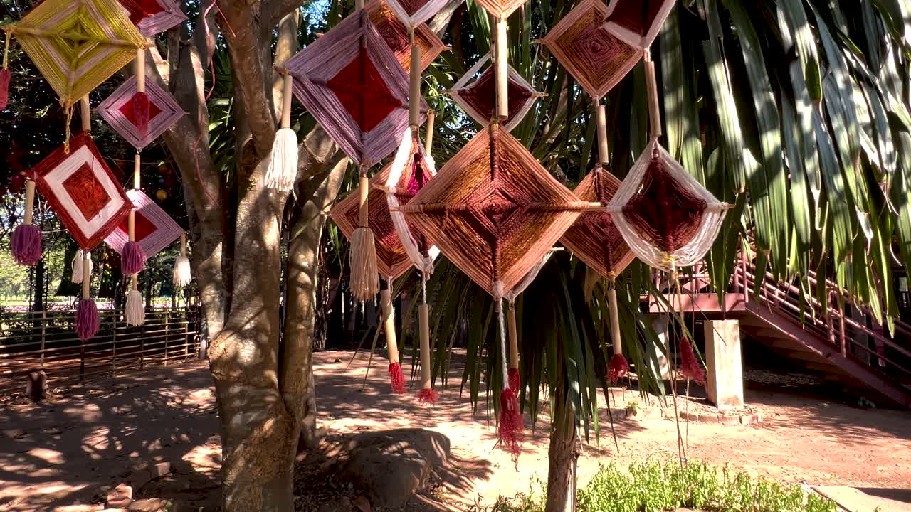 móviles decorativos colgando de los árboles a la luz del sol