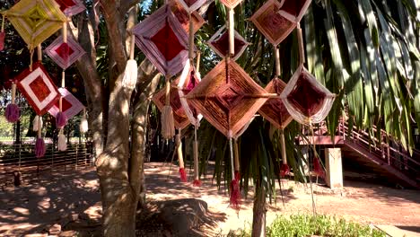 móviles decorativos colgando de los árboles a la luz del sol