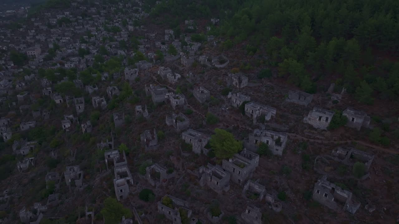 Città abbandonata di Kayakoy nel suggestivo paesaggio della Turchia