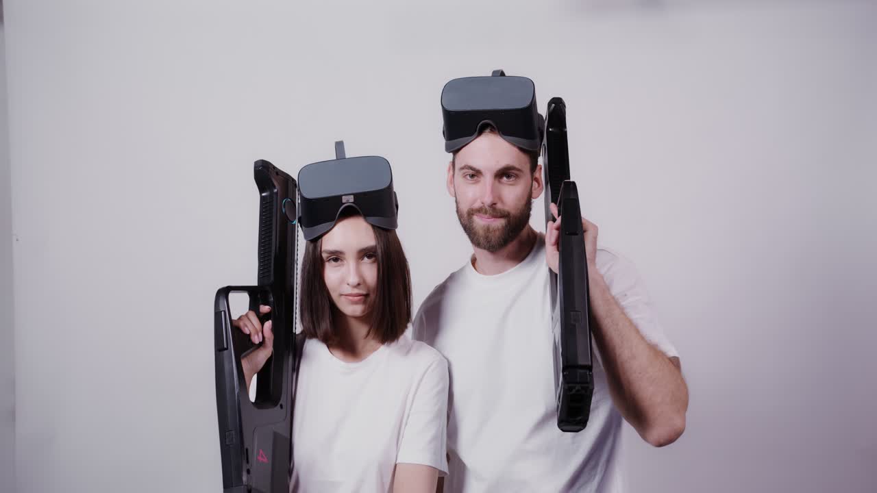 pareja disfrutando de una experiencia de realidad virtual