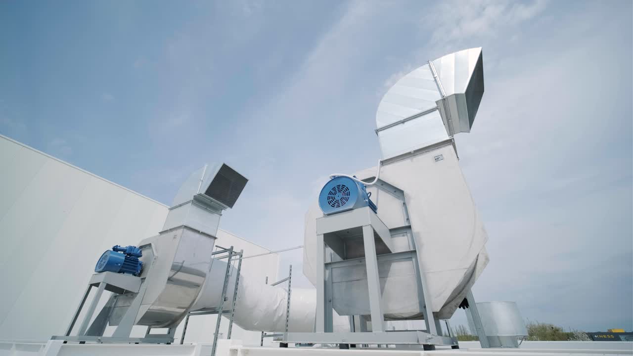 The air conditioning and ventilation system of a large industrial facility is located on the roof. It includes an air conditioner, smoke exhaust, and ventilation.