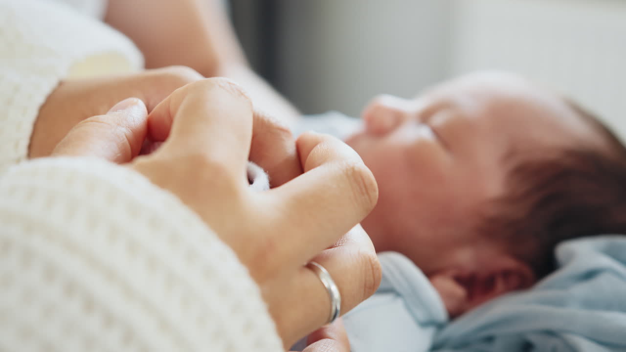 신생아를 안고 있는 어머니.