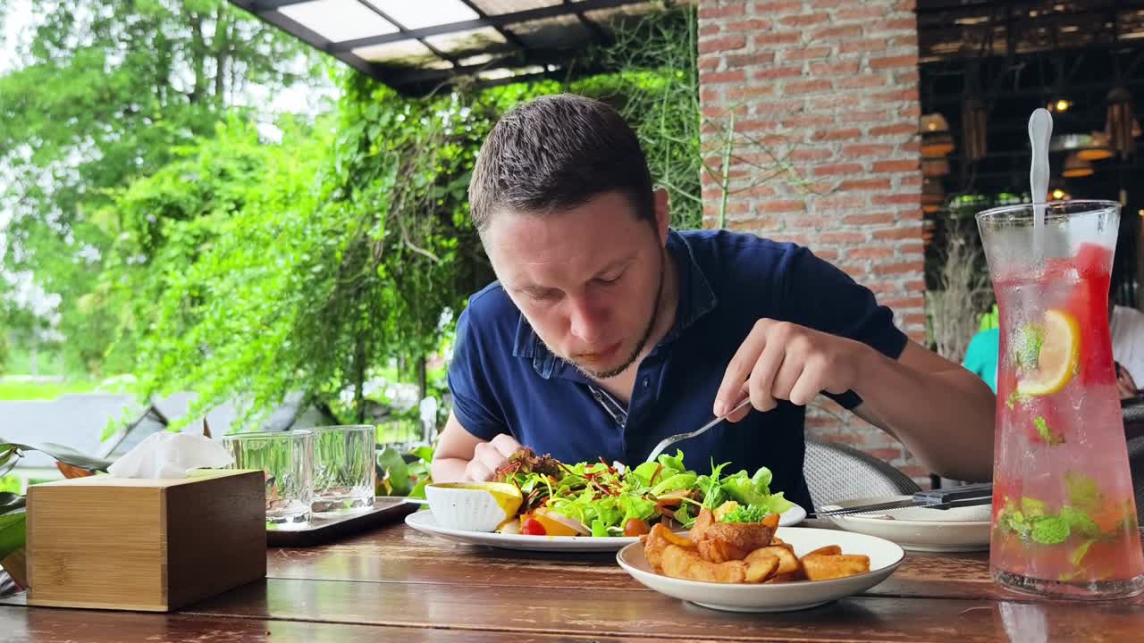hombre comiendo almuerzo en una cafetería