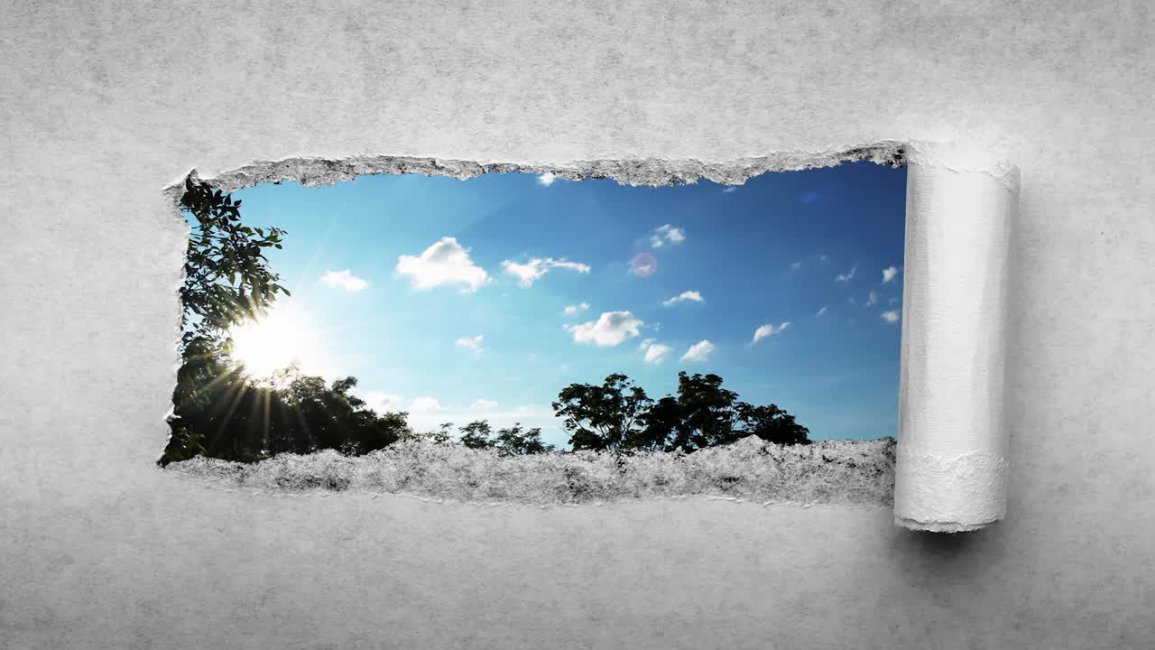 4k 타임  영상으로 푸른 하늘에서 빠르게 움직이는 구름이 오래된 레트로 그런지 빈티지 종이에 어진 가장자리를 가진 구을 통해 볼 수 있습니다.