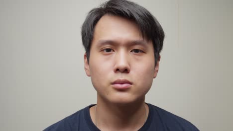 게임 헤드폰을 착용 한 아시아인 남자의 초상화, 마이크로 말하고 헤드을 제거합니다