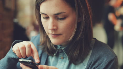 mujer usando una pantalla táctil de una tableta en un café