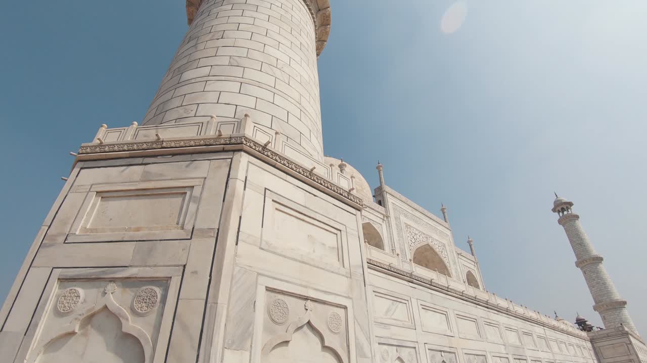 mira hacia arriba la vista de las paredes de mármol del taj mahal, india, en un día soleado.