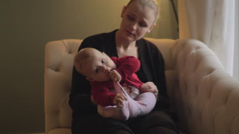 una bambina adorabile con sua madre a casa