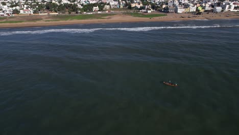 Dos-Pescadores-Están-Montando-Un-Pequeño-Bote-De-Remos-Cerca-De-La-Costa-En-Una-Ciudad-De-Chennai.