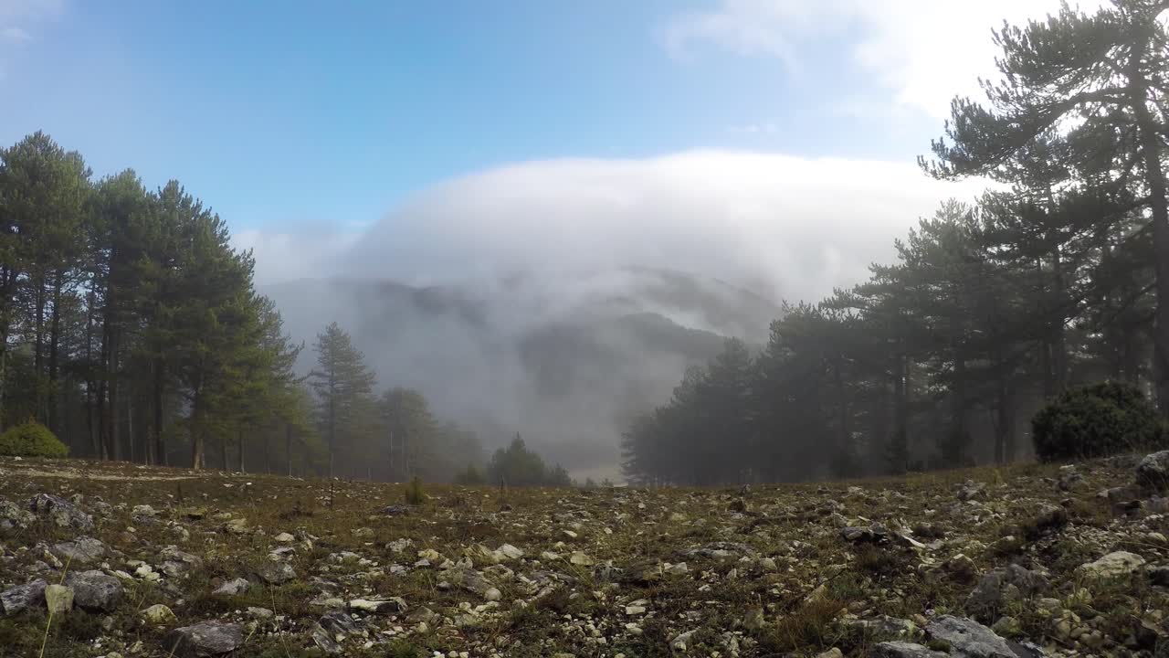 회전 timelapse, 구름과 산의 샷